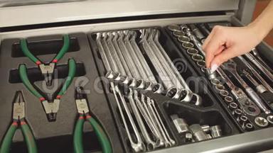 机械师选择在汽车维修服务中工作的必要工具。
